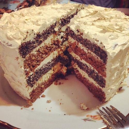 Орехово - маковый торт с кофе.