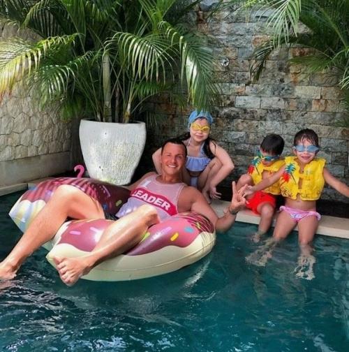 В Одиночку Воспитываю Троих Детей - Вячеслав Манучаров выложил фотографию со своими наследниками. 02