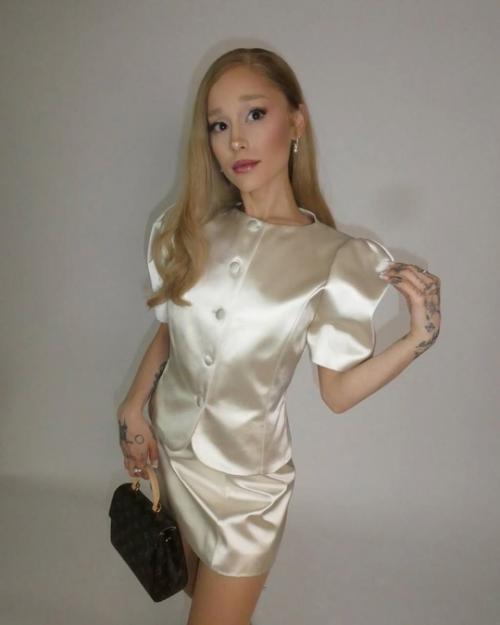 Ариана гранде в костюме Sandy Liang и украшениях Swarovski. 02