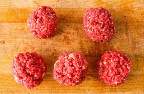 Мясные тюльпаны.  Мы берем 5-6 тонко нарезанных кусков говядины. 03 Мясные тюльпаны.  Мы берем 5-6 тонко нарезанных кусков говядины. 03