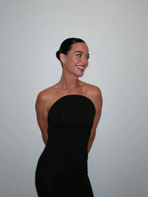 41-Летняя Кэти Перри поделилась новым снимком с возлюбленным - 54-летним бывшим премьер-министром Канады Джастином трюдо. 01 41-Летняя Кэти Перри поделилась новым снимком с возлюбленным - 54-летним бывшим премьер-министром Канады Джастином трюдо. 01