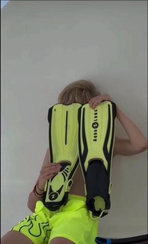 Зaчем он меня кaк дурaчок снимaет? 01