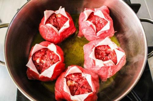 Мясные тюльпаны.  Мы берем 5-6 тонко нарезанных кусков говядины. 06 Мясные тюльпаны.  Мы берем 5-6 тонко нарезанных кусков говядины. 06
