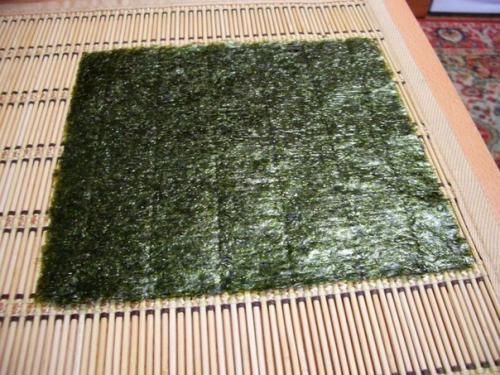 Суши.   Рецепт приготовления роллов я нашла на одном из кулинарных сайтов и это мой первый опыт. 04 Суши.   Рецепт приготовления роллов я нашла на одном из кулинарных сайтов и это мой первый опыт. 04