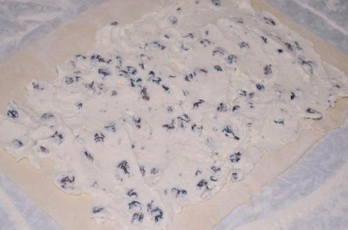 Слоенки с творожной начинкой и изюмом. 02 Слоенки с творожной начинкой и изюмом. 02
