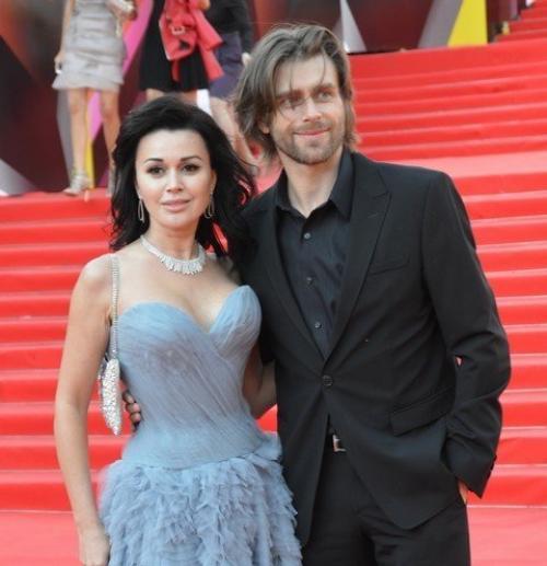 На днях 49-летие отмечала актриса и телеведущая Анастасия заворотнюк. 02