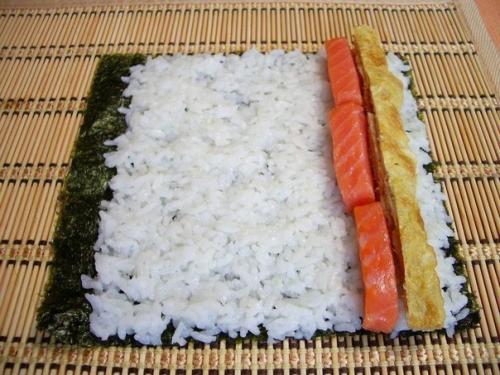 Суши.   Рецепт приготовления роллов я нашла на одном из кулинарных сайтов и это мой первый опыт. 05 Суши.   Рецепт приготовления роллов я нашла на одном из кулинарных сайтов и это мой первый опыт. 05