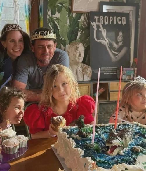 Лана дель рей поделилась новыми фото с мужем и их детишками. 01