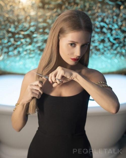 Кристина асмус волосы прямо в кадре фотосессии для Peopletalk отстригал. 02