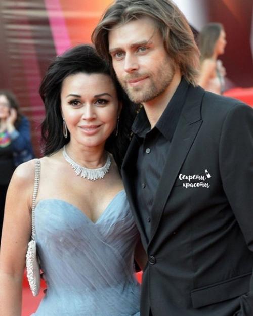 На днях 49-летие отмечала актриса и телеведущая Анастасия заворотнюк. 04