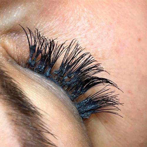 Впервые в жизни я решила сделать себе наращивание ресничек. 03