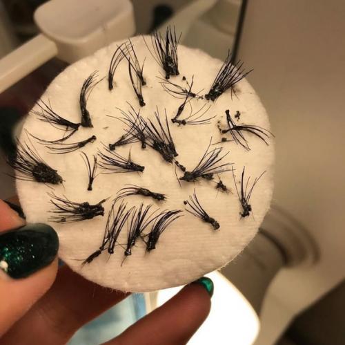 Впервые в жизни я решила сделать себе наращивание ресничек. 01