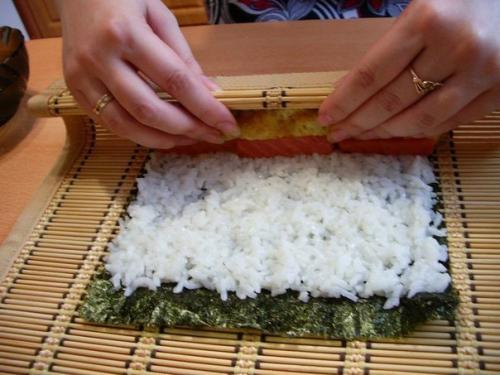 Суши.   Рецепт приготовления роллов я нашла на одном из кулинарных сайтов и это мой первый опыт. 06 Суши.   Рецепт приготовления роллов я нашла на одном из кулинарных сайтов и это мой первый опыт. 06