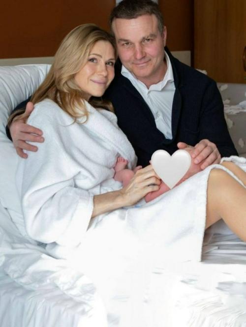 49-Летняя актриса Анна невская поделилась радостной новостью в соцсетях - у неё родился первенец. 01