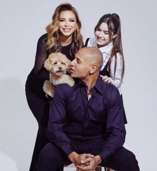 Она его дразнит, а он пожирает ее грудь глазами: брачные игры Ани Лорак с мужем - испанцем.

