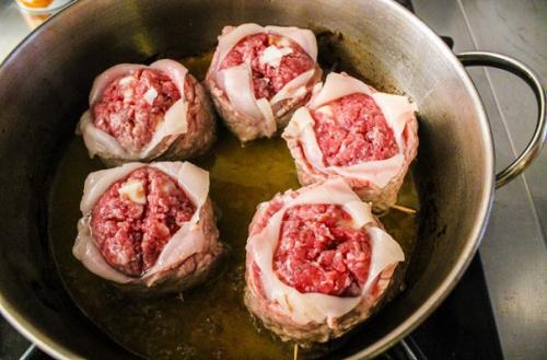 Мясные тюльпаны.  Мы берем 5-6 тонко нарезанных кусков говядины. 08 Мясные тюльпаны.  Мы берем 5-6 тонко нарезанных кусков говядины. 08