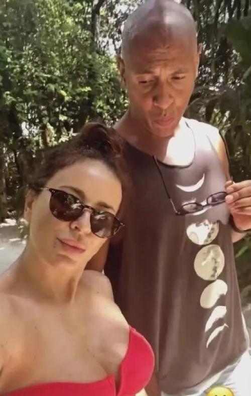 Она его дразнит, а он пожирает ее грудь глазами: брачные игры Ани Лорак с мужем - испанцем. 01