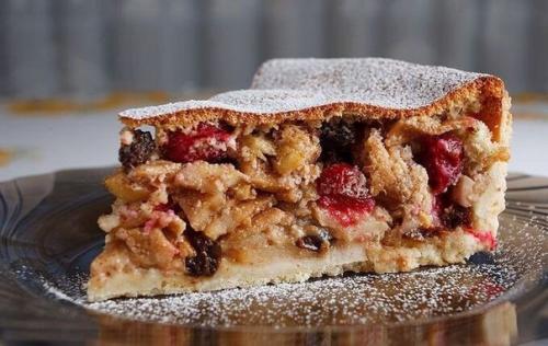 Яблочный пирог с изюмом и корицей. Яблочный пирог с изюмом и корицей.