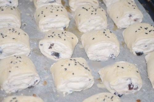 Слоёные булочки с творожной начинкой и изюмом. 06 Слоёные булочки с творожной начинкой и изюмом. 06