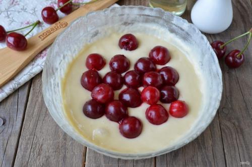 Оладьи с вишней на кефире. 04