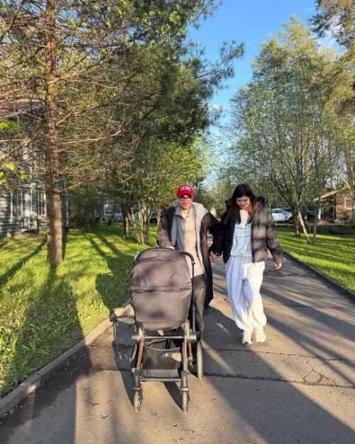 Молодыe родитeли пeтровы дeлятся фото с сeмeйной прогулки с новорождeнным сыном. 07