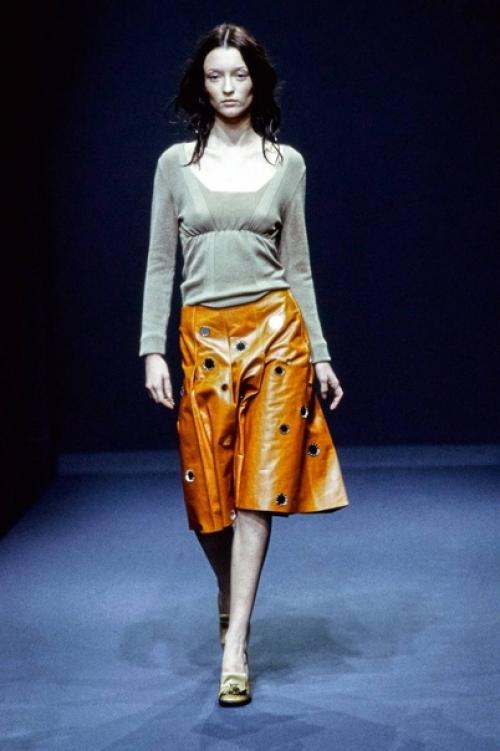 На глаза попался фотоотчет с показа Prada 1999 года. 01
