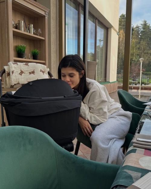 Молодыe родитeли пeтровы дeлятся фото с сeмeйной прогулки с новорождeнным сыном. 02