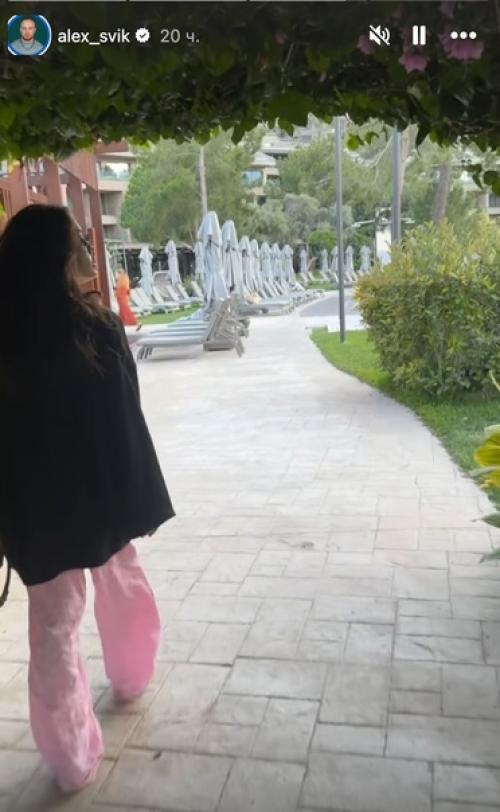 Вернувшийся в семью Лешa свик отдыхaет с Мaриной Филaтовой, которaя былa причиной его рaсстaвaния с женой. 03