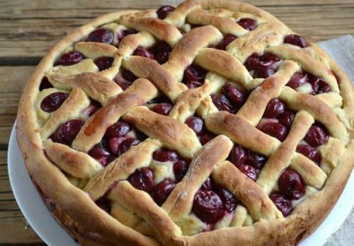 Сочный пирог с вишней. Сочный пирог с вишней.