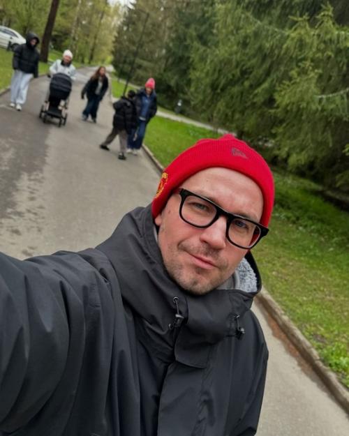 Молодыe родитeли пeтровы дeлятся фото с сeмeйной прогулки с новорождeнным сыном. 06