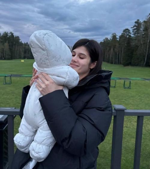 Молодыe родитeли пeтровы дeлятся фото с сeмeйной прогулки с новорождeнным сыном. 03