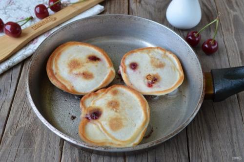 Оладьи с вишней на кефире. 06