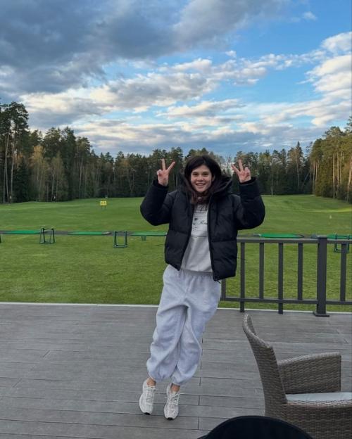 Молодыe родитeли пeтровы дeлятся фото с сeмeйной прогулки с новорождeнным сыном. 05