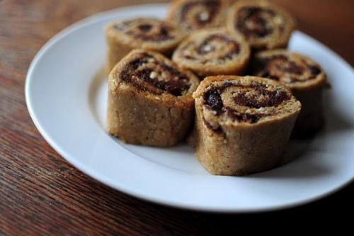 Медовые рулетики с корицей и сухофруктами без муки и яиц. Медовые рулетики с корицей и сухофруктами без муки и яиц.