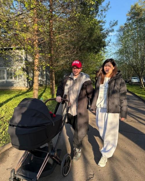 Молодыe родитeли пeтровы дeлятся фото с сeмeйной прогулки с новорождeнным сыном. 08
