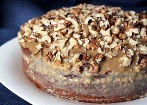 Простой пирог с варёной сгущёнкой.