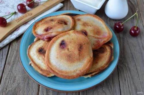 Оладьи с вишней на кефире. 07