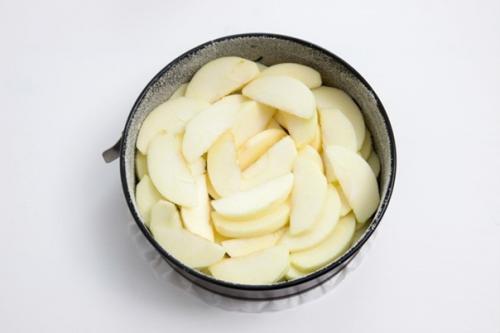 Шарлотка.  Ингредиенты:   Яблоки - 3-4 шт. 02