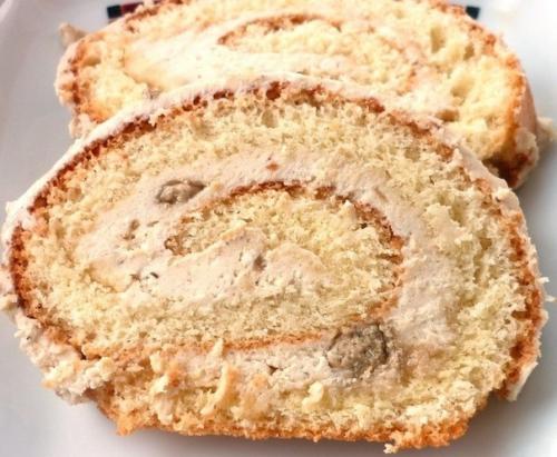 Бисквитный рулет с начинкой из творога и халвы. 01