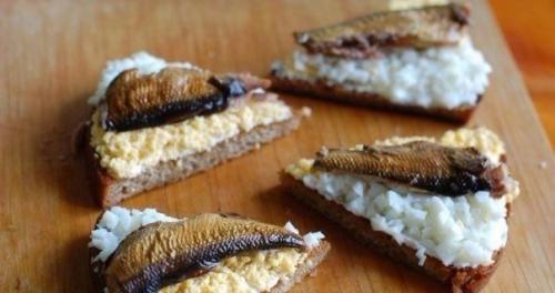 Чесночные гренки со шпротами и яйцом. 04 Чесночные гренки со шпротами и яйцом. 04