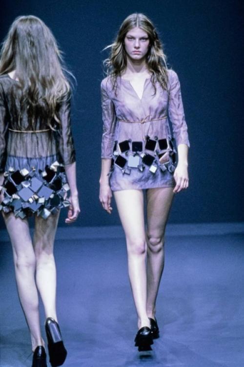 На глаза попался фотоотчет с показа Prada 1999 года. 06