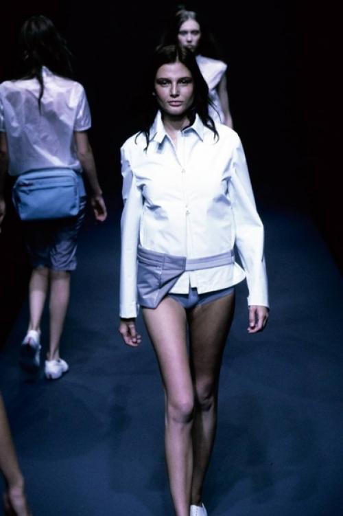 На глаза попался фотоотчет с показа Prada 1999 года. 03