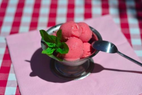 Клубничное мороженое. Ингредиенты: Клубничное мороженое. Ингредиенты: