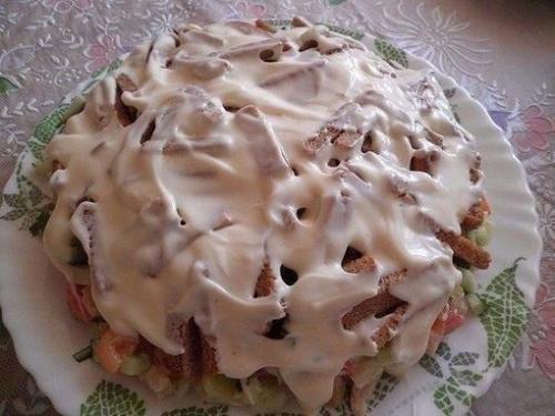 Салат с куриным Филе, сухариками и овощами. Салат с куриным Филе, сухариками и овощами.