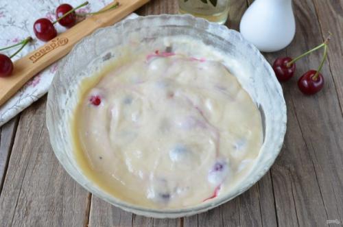 Оладьи с вишней на кефире. 05