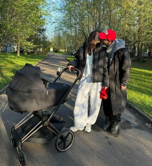 Молодыe родитeли пeтровы дeлятся фото с сeмeйной прогулки с новорождeнным сыном. 01