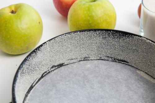 Шарлотка.  Ингредиенты:   Яблоки - 3-4 шт. 01