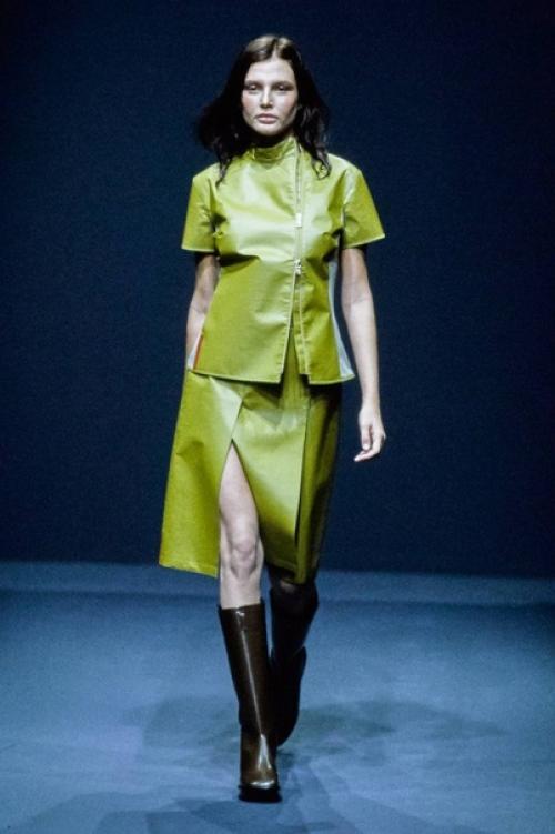 На глаза попался фотоотчет с показа Prada 1999 года. 07