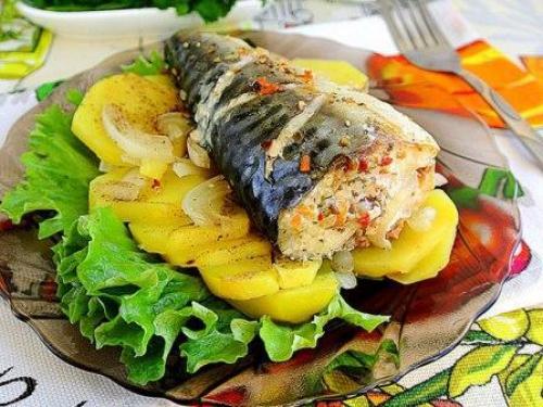 Скумбрия с картофелем, запеченная в духовке. Скумбрия с картофелем, запеченная в духовке.