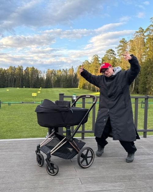 Молодыe родитeли пeтровы дeлятся фото с сeмeйной прогулки с новорождeнным сыном. 04